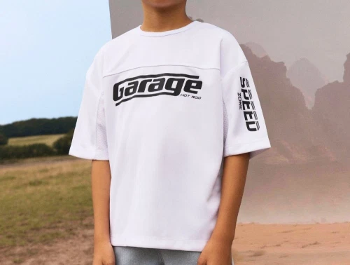 Dreng klædt i hvid T-shirt med sort motosportprint fra Name It 13242636 bright white